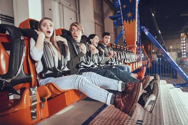 Couples sit on scary attraction and scream in fear — Stock Photo, Image