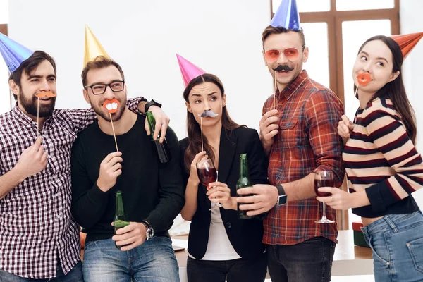 Glada människor firar kontorsfest tillsammans. — Stockfoto