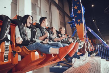 Arkadaşlar lunaparkta eğlenmek için buluştular..