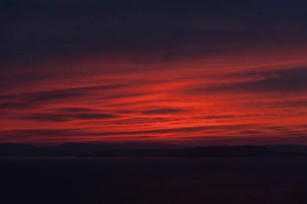Dunkler Sonnenuntergang Mit Roten Wolken Sonnenuntergang Nach Sturm Blutiger Sonnenuntergang — Stockfoto