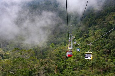 Genting Highlands, Malezya, güzel kablo yolu üzeri ormanlarda ve bulutlar kadar yüksek kablo yol ,