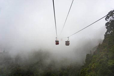 Genting Highlands, Malezya, güzel kablo yolu üzeri ormanlarda ve bulutlar kadar yüksek kablo yol ,