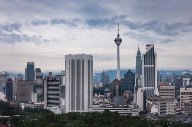 Menara gökyüzü kule Kuala Lumpur Kuala Lumpur City gündüz, Malezya, manzaraya görünümünü