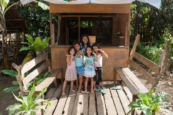 Filipinli Çocuklar Evlerinin Önünde Fotoğraf Için Poz - Stok İmaj
