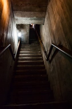 karanlık merdivenler, karanlığa giden eski merdivenler , korku merdivenlerden inmek