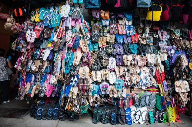 Filipinler'de piyasada farklı renklerde parmak arası terlik bir sürü, flip flop arka plan