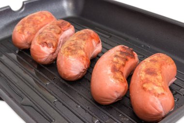 Beyaz bir arka plan üzerinde seçici odak, dikdörtgen şeklinde closeup kalın ızgara sosis ızgara tava