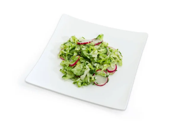 蔬菜沙拉由切片新鲜的小卷心菜 红萝卜和切碎的葱在白色背景的正方形白色盘上 — 图库照片
