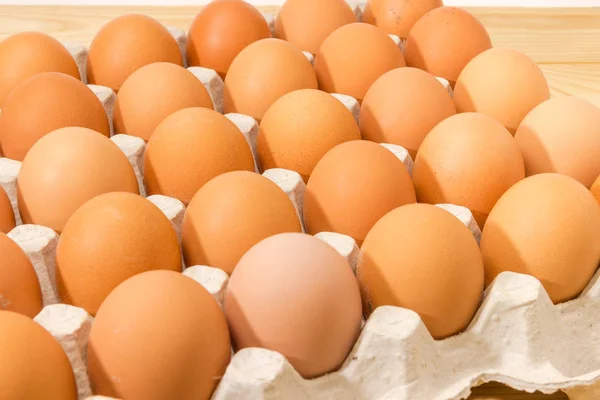 選択と集中で再生紙のクローズ アップの大きな段ボールの卵トレイに茶色の鶏の卵 — ストック写真
