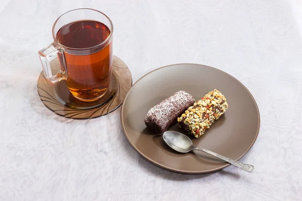 Deux Petites Pâtisseries Chocolat Avec Différentes Saupoudres Noix Concassées Sucre — Photo