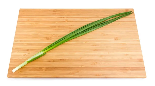 Une Tige Oignon Vert Lavée Pelée Sur Planche Découper Bambou — Photo