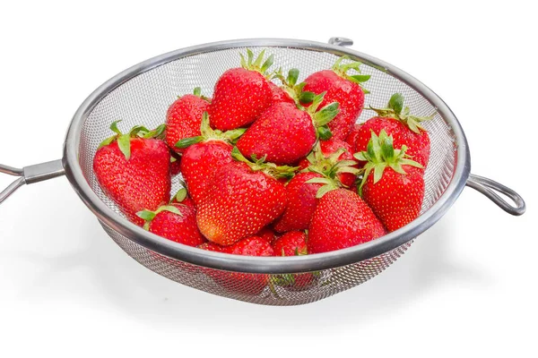 Frisch Gewaschene Garten Erdbeeren Edelstahlsieb Auf Weißem Hintergrund — Stockfoto