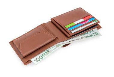 Amerikan Doları ve euro, banka ve indirim kartlarının beyaz bir arka plan üzerinde banknot ile açık kahverengi deri cüzdan