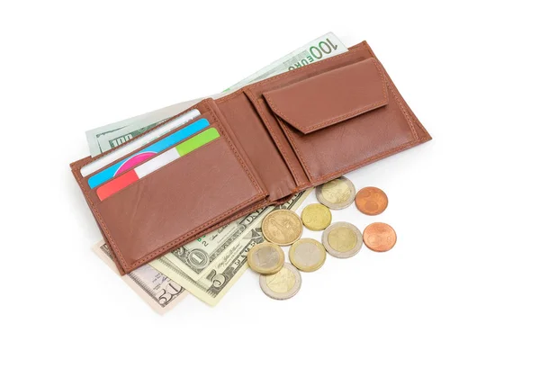 銀行と割引カード アメリカのドルとユーロの紙幣 銀行券 白い背景の上の横にコインを開いている茶色の革財布 — ストック写真