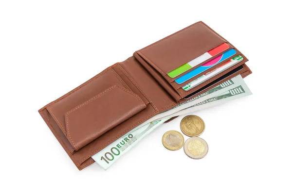 米ドル ユーロ 銀行割引カード及び白地に横にコインの紙幣と茶色の革財布 — ストック写真