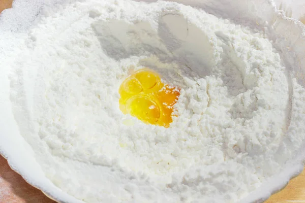 Fragment Bowl Sifted Wheat Flour Broken Egg Closeup — Stock Photo, Image