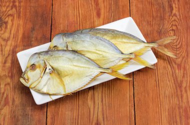 Üç Selene setapinnis Atlantik moonfish veya eski rustik masada beyaz dikdörtgen çanak üzerinde Vomer setapinnis olarak da bilinir, füme
