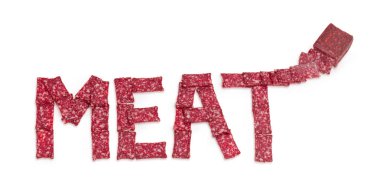 Kelime et olan harfler dikdörtgen dilim sucuk ve sosis beyaz bir arka plan üzerinde kısmen dilimlenmiş sopa ile koyulur