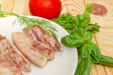 Beyaz yemek parçası ızgara çizgili pastırma, domates ve farklı Yeşiller tatlı bir ahşap yüzey üzerinde seçici odak, dilimleri ile