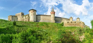15. yüzyılda Kamianets Podilskyi kale Güney kuleleri, duvarlar ve Kalesi bir kanyon, Hmelnitski Oblastı, Ukrayna kaleden görünümü