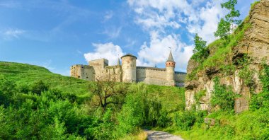 15. yüzyılda Kamianets Podilskyi kale Güney kuleleri ve duvar üzerinden bir kanyon, Hmelnitski Oblastı, Ukrayna Kalesi'nin görünümü