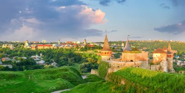 Eski ön plan günbatımı, Hmelnitski Oblastı, Ukrayna, Ortaçağ Kalesi ile Kamianets Podilskyi kasabası görüntüleyin