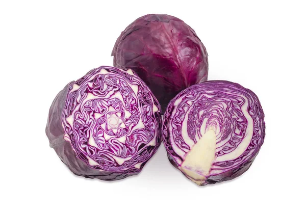 Kırmızı lahana kafa kesme boyunca ve kesim arasında ve beyaz zemin üzerine bütün lahana ile iki yarısı