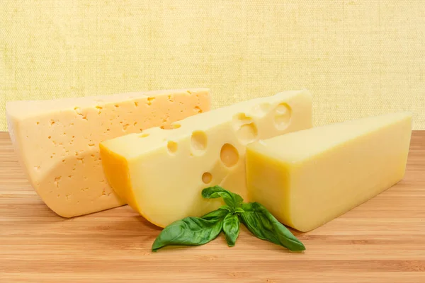 Orta Sert Peynir Sviçre Türü Peynir Yeşil Fesleğen Ile Sert — Stok fotoğraf