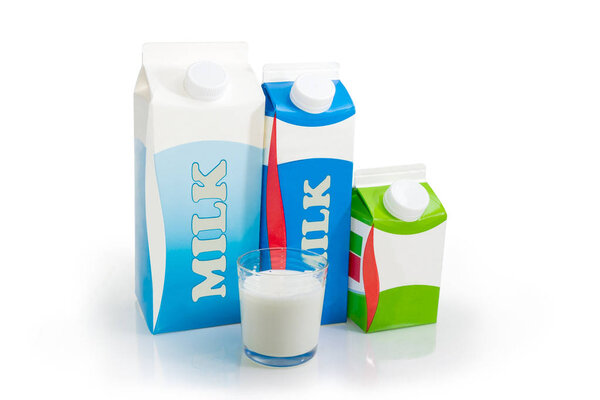 Две коробки молока разных размеров с винтовой крышкой, одна коробка молока с забродившим молоком и стакан молока на белом фоне
