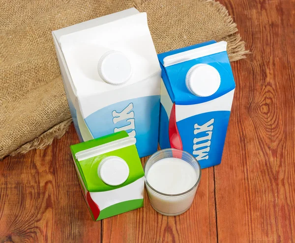 Süt Süt Farklı Boyutlarda Vida Kapaklı Karton Fermente Süt Içecek — Stok fotoğraf