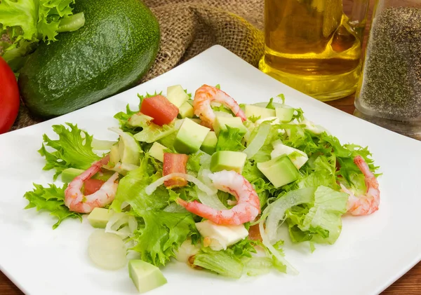 Fragmento Prato Quadrado Com Salada Feita Abacate Fatiado Legumes Queijo — Fotografia de Stock