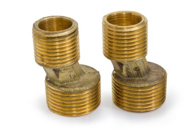 Beyaz bir arka planda yükleme closeup iki pirinç eksantrik bağlayıcı duvar su Mixer dokunun