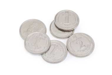 Birkaç yeni jeton mezhebi bir ya da iki Ukraynalı hryvnia beyaz arka plan closeup yılın 2018
