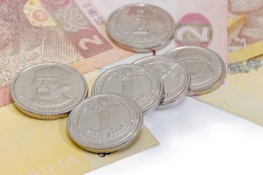 Bir ya da iki Ukraynalı hryvnia 2018 aynı mezhebi closeup seçici odak, banknotların üzerinde birkaç yeni jeton mezhebi
