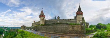 15. yüzyılda Kamianets Podilskyi kale Kuzey Kule, duvarlar ve bastion Hmelnitski Oblastı, Ukrayna Kalesi'nin görünümü