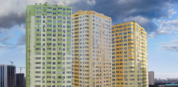 Fragmento Complexo Apartamentos Moderno Com Três Casas Vários Andares Final — Fotografia de Stock