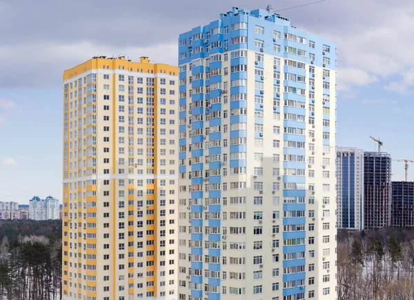 建筑末期现代公寓建筑群的两层现代多层住宅片断 — 图库照片