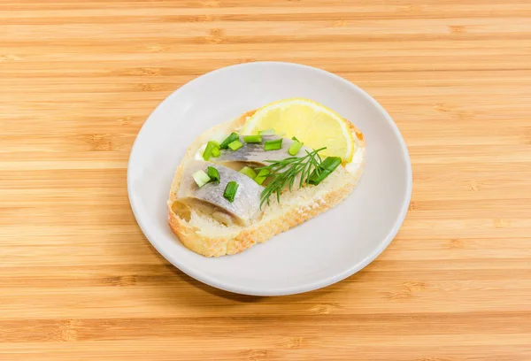 Открытый Сэндвич Белого Хлеба Масла Кусочков Филе Маринованной Атлантической Сельди — стоковое фото