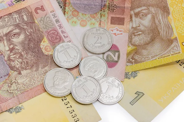 同じ宗派のクローズ アップの紙幣で 2018年の つのウクライナ グリブナのいくつかの新しいコイン名称 — ストック写真