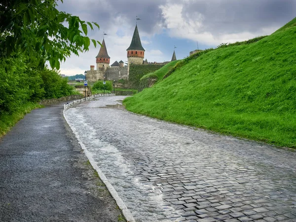 道路覆盖着卵石到中世纪的 Kamianets Podilskyi 建于第十五世纪 Khmelnytskyi 乌克兰 — 图库照片