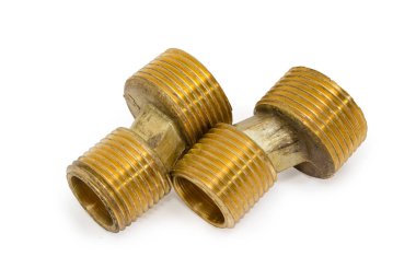 Beyaz bir arka planda yükleme closeup iki pirinç eksantrik bağlayıcı duvar su Mixer dokunun