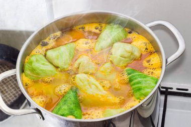 Büyük paslanmaz çelik tencere lahana dolması ile parçası pişirme sırasında sos kaynar suda rulo