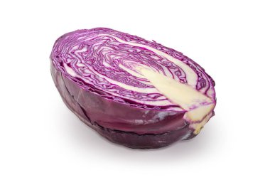 Kırmızı lahana kafa yarısı boyunca beyaz bir arka plan üzerinde kesin