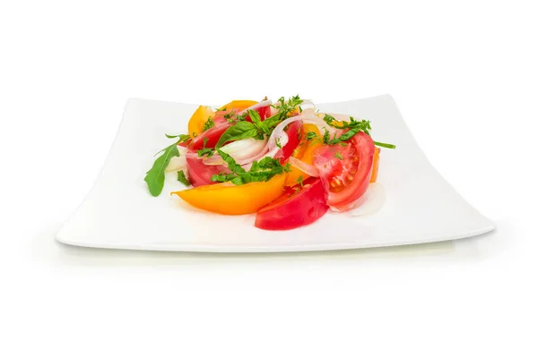蔬菜沙拉的新鲜切片红色和黄色的西红柿 洋葱和绿色的白色正方形的菜肴上的白色背景 — 图库照片