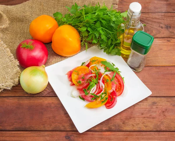 Salade Légumes Tomates Rouges Jaunes Fraîches Tranchées Oignons Légumes Verts — Photo