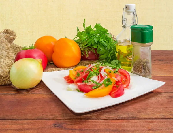 Salade Légumes Tomates Rouges Jaunes Fraîches Tranchées Oignons Légumes Verts — Photo