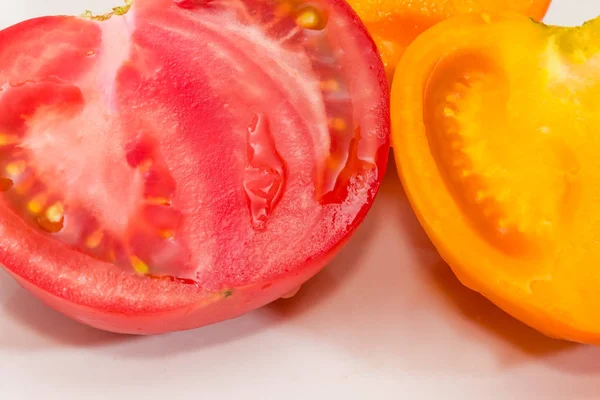 Seçici odak, sarı ve kırmızı domates yakın çekim yarısı parçası