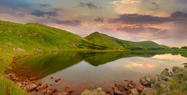 Panorama Horské Jezero Horského Svahu Peak Obloha Mraky Odráží Vodě — Stock fotografie