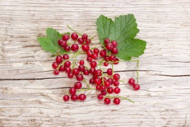 Taze somun racemes ve eski bir ahşap tahta üzerinde yapraklar küçük yığın üstten görünüm