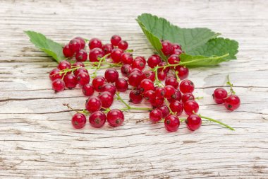 Küçük taze somun racemes ve seçici odak adlı eski bir ahşap tahta yakın çekim yaprak yığını